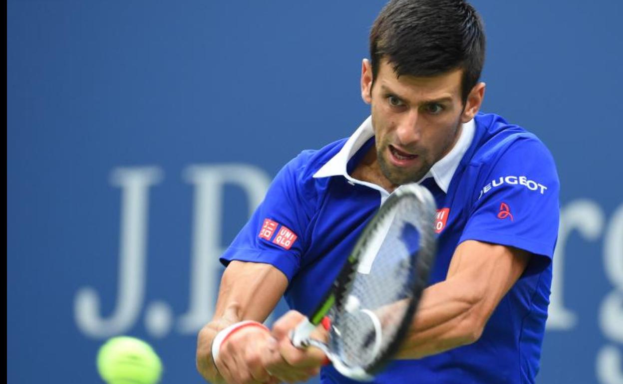 Djokovic golpea la bola durante un torneo. 