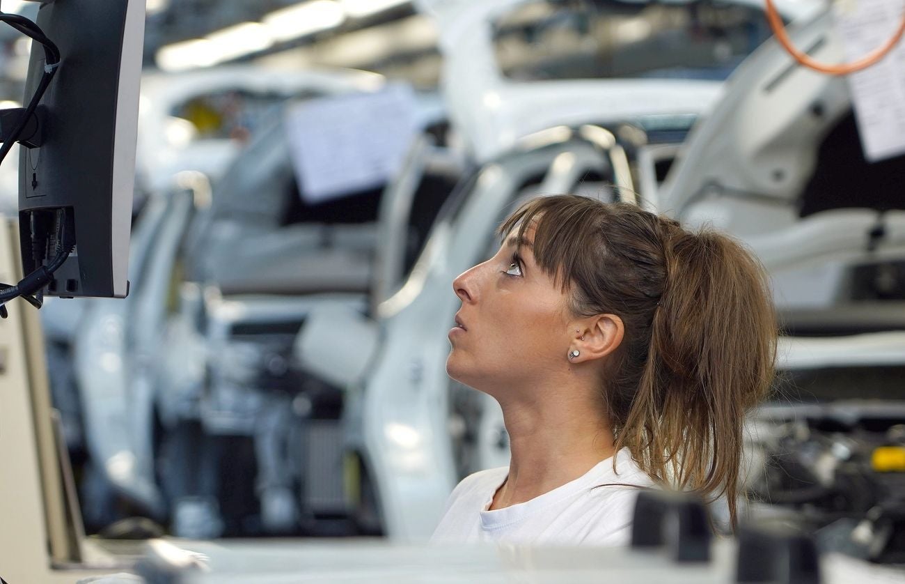 Una operaria trabaja en una de las plantas de Renault.