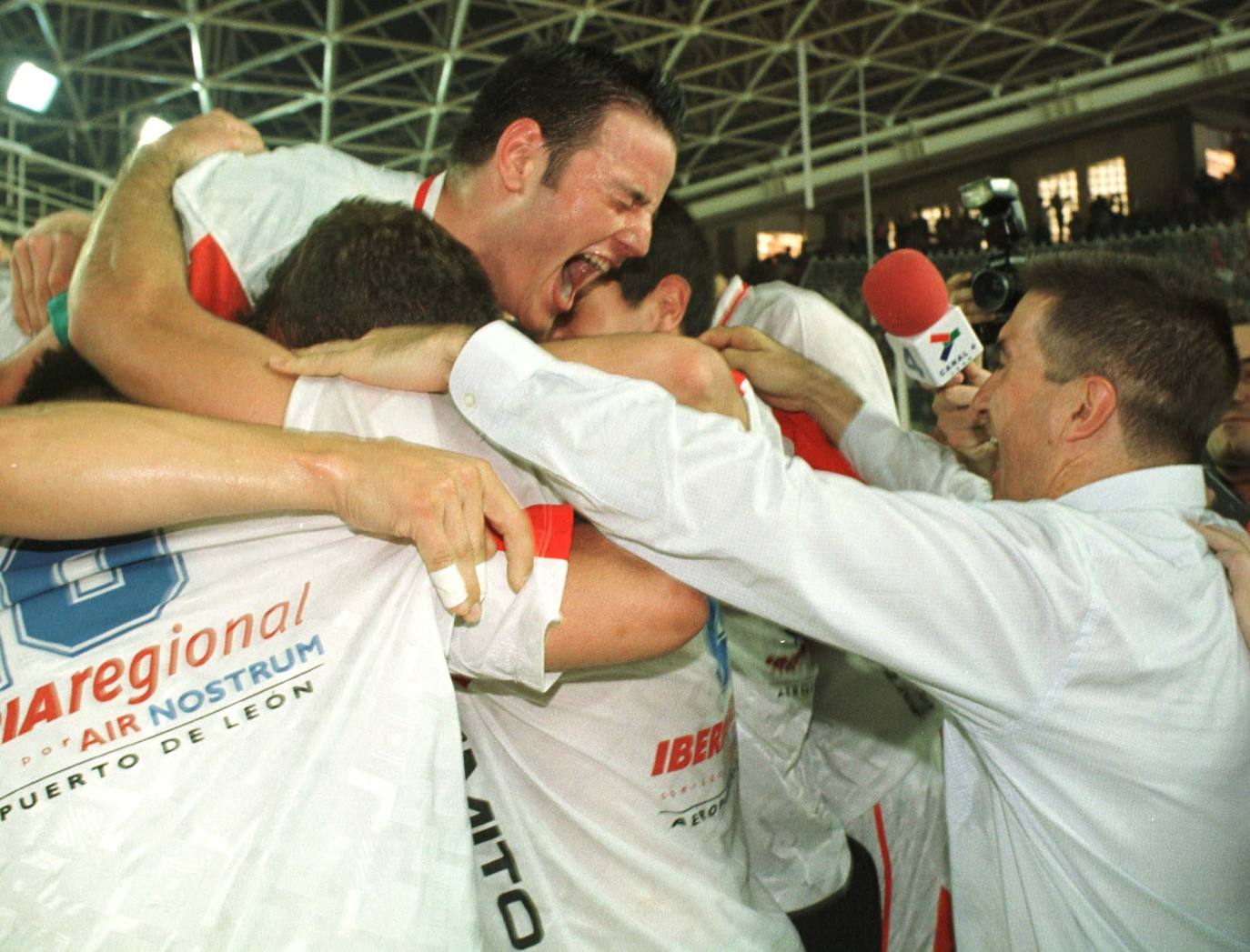 El Ademar celebra el título de Liga Asobal de 2001 cosechado en el Palacio de los Deportes de León.