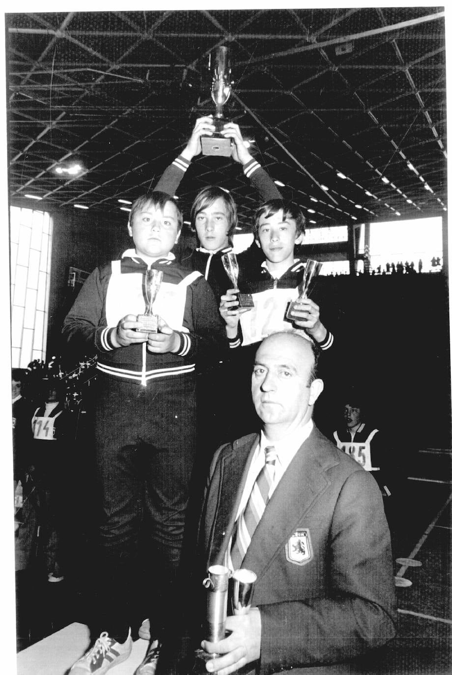 Entrega de trofeos de una competición de Escuelas Deportivas en el Palacio de los Deportes de León.