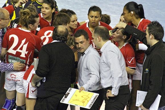 Un lance del Cleba-Mar Alicante de la Copa de la Reina de balonmano de 2010 celebrada en el Palacio de los Deportes de León.