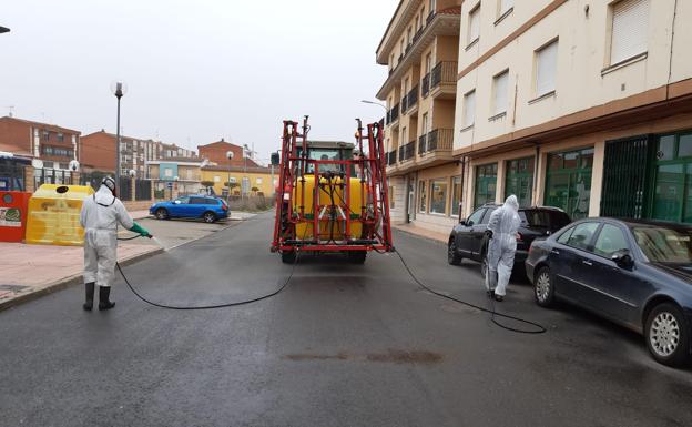 Imagen principal - Los agricultores de Santa María del Páramo realizan una tercera desinfección del pueblo