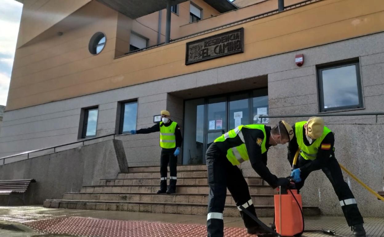 La UME, en tareas de desinfección en una residencia de mayores de Cacabelos.
