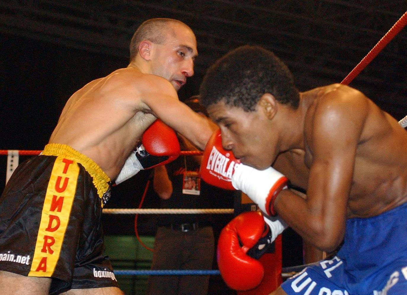 Jorge Mata, en su combate en el Palacio de los Deportes de León ante Jairo Arango donde retuvo el título de campeón del mundo en le peso paja.