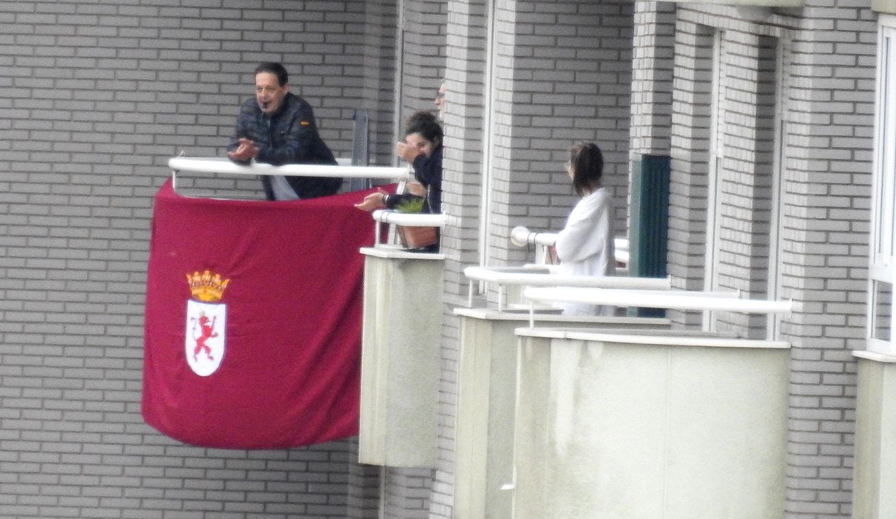 El eco de la cacerolada convocada por diferentes colectivos leonesistas llega a todos los puntos de la capital en una jornada con 'lluvia' de banderas de León que se extenderán aún más en la jornada de este jueves.