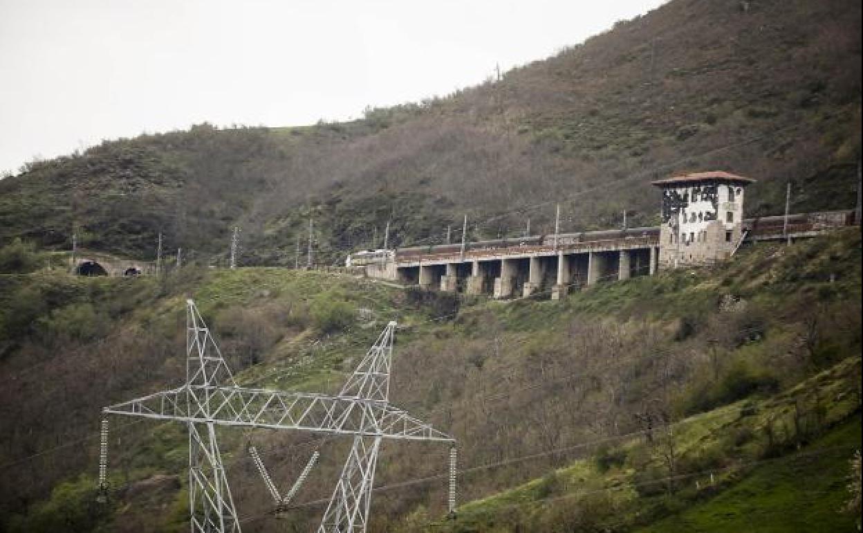 Un tramo de la rampa ferroviaria a la altura del pueblo de Pajares, en Lena. 