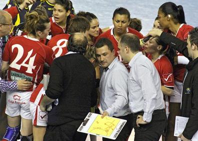 Imagen secundaria 1 - Arriba: El Palaio, con 4.000 espectadores, logra el récord de asistencia nacional a un partido de balonmano femenino. Abajo: Instantes del duelo entre Cleba y Mar Alicante de la Copa de la Reina 2010 en León.