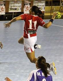 Imagen secundaria 2 - Arriba: El Palaio, con 4.000 espectadores, logra el récord de asistencia nacional a un partido de balonmano femenino. Abajo: Instantes del duelo entre Cleba y Mar Alicante de la Copa de la Reina 2010 en León.