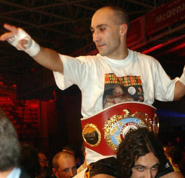 Jorge Mata, en su combate en el Palacio de los Deportes de León ante Jairo Arango donde retuvo el título de campeón del mundo en le peso paja.