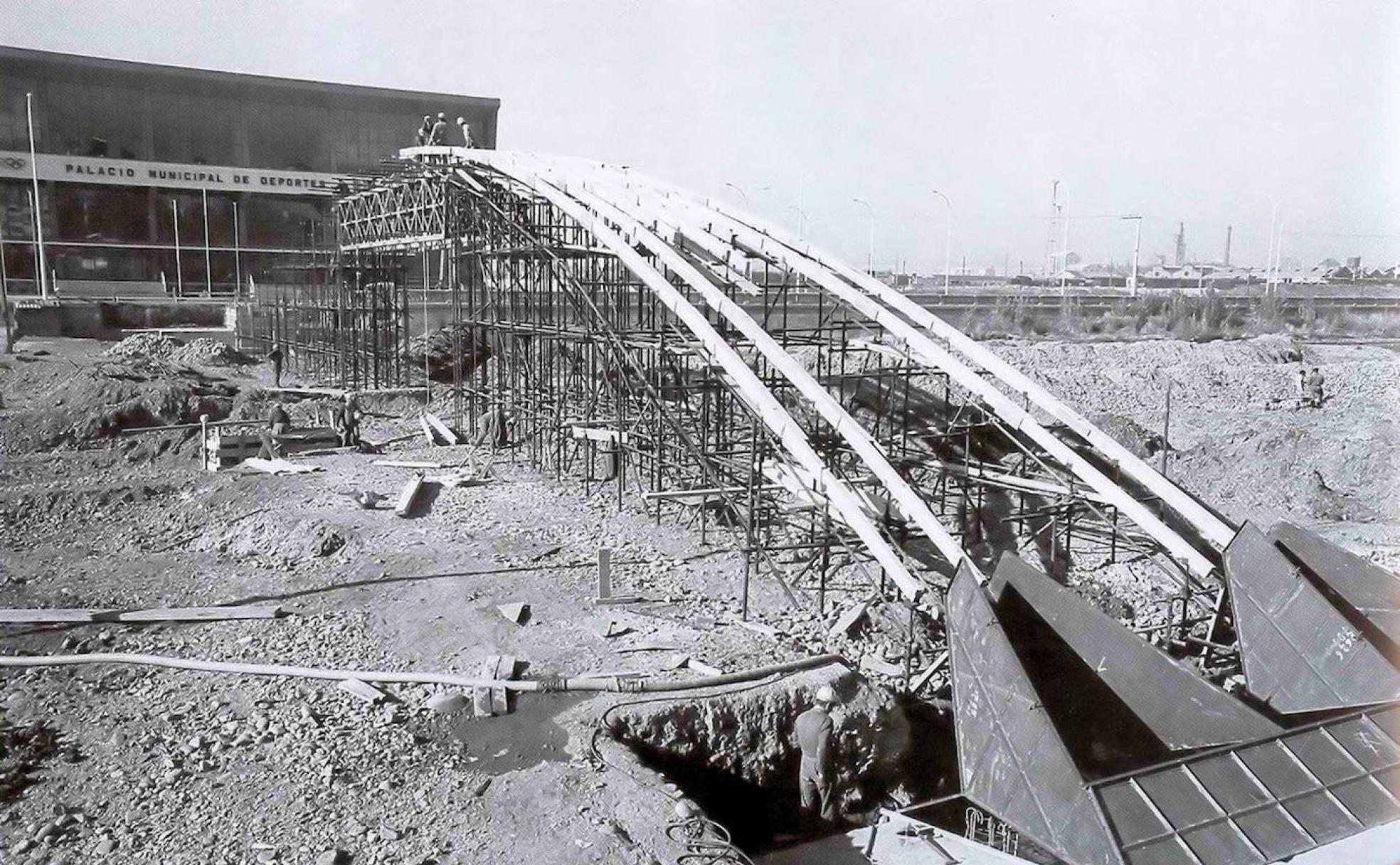 Construcción de la pasarela que une Papalaguinda con el Palacio de los Deportes de León.