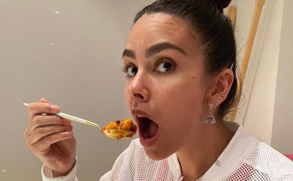 La presentadora disfruta de uno de los platos de su marido. 