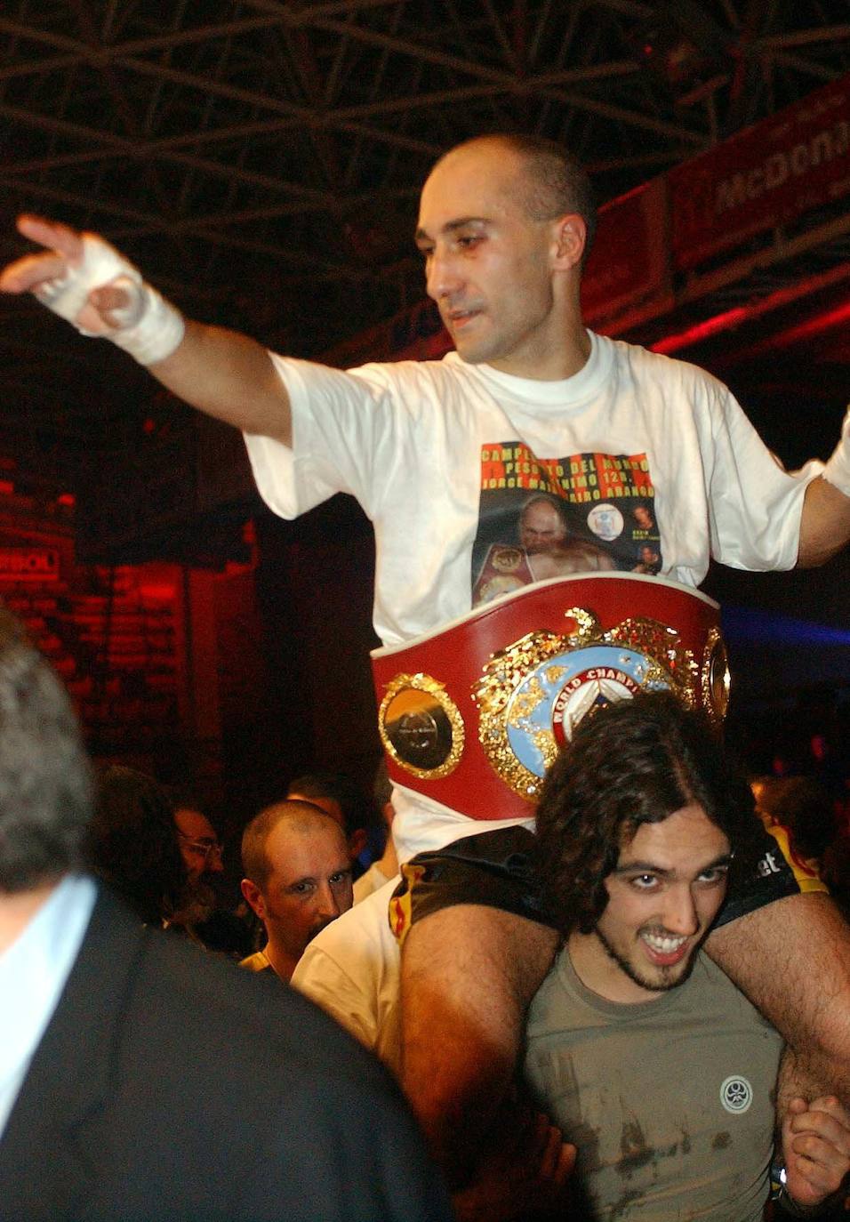 Jorge Mata, en su combate en el Palacio de los Deportes de León ante Jairo Arango donde retuvo el título de campeón del mundo en le peso paja.