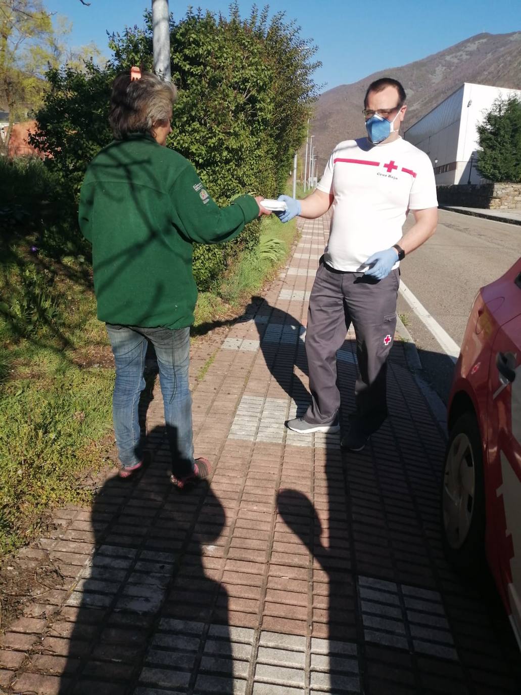 Voluntarios de Cruz Roja atiende a los leoneses