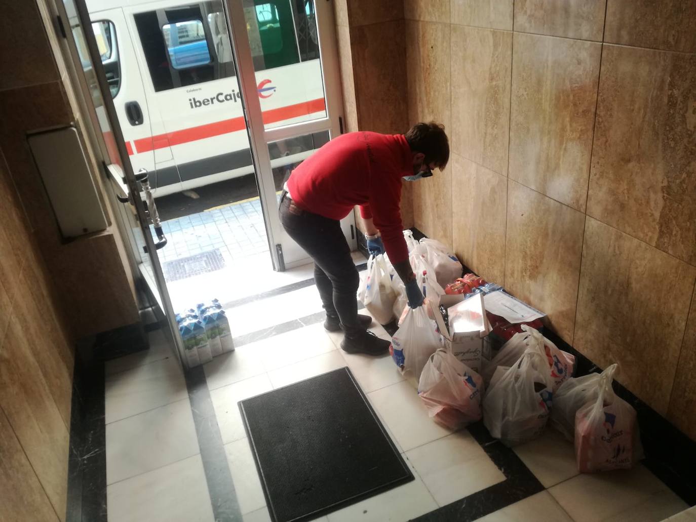 Voluntarios de Cruz Roja atiende a los leoneses