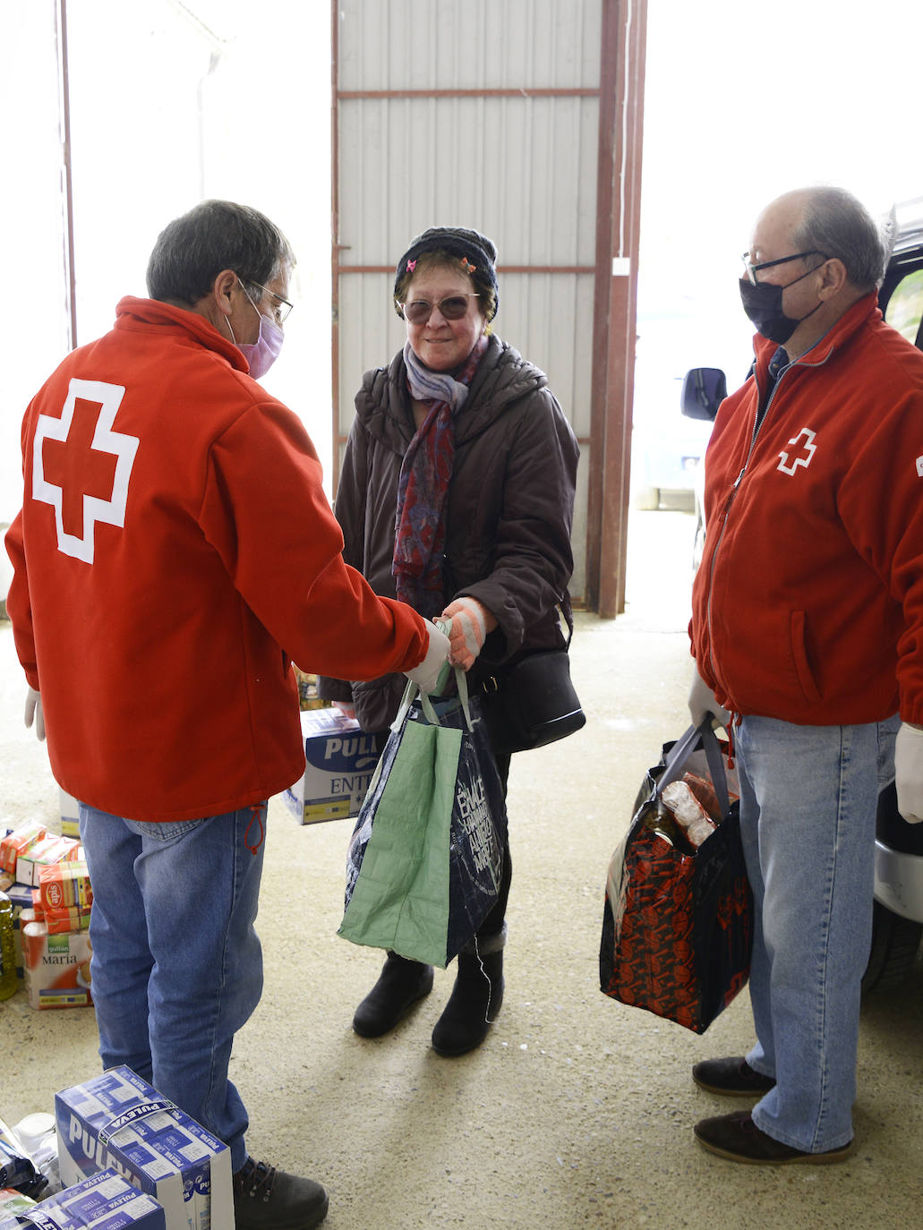 Voluntarios de Cruz Roja atiende a los leoneses