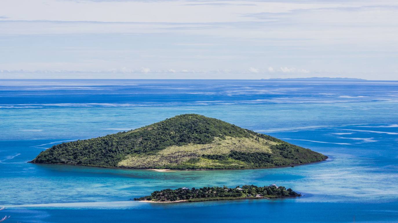 Islas Fiji | Con sus aguas cristalinas, las Fiji y sus 333 islas albergan una de las mayores reservas de animales marinos del mundo. Con largas playas de arena blanca y palmeras, están a más de 17.600 kilómetros de la Comunitat. Un destino donde olvidarse de todo.