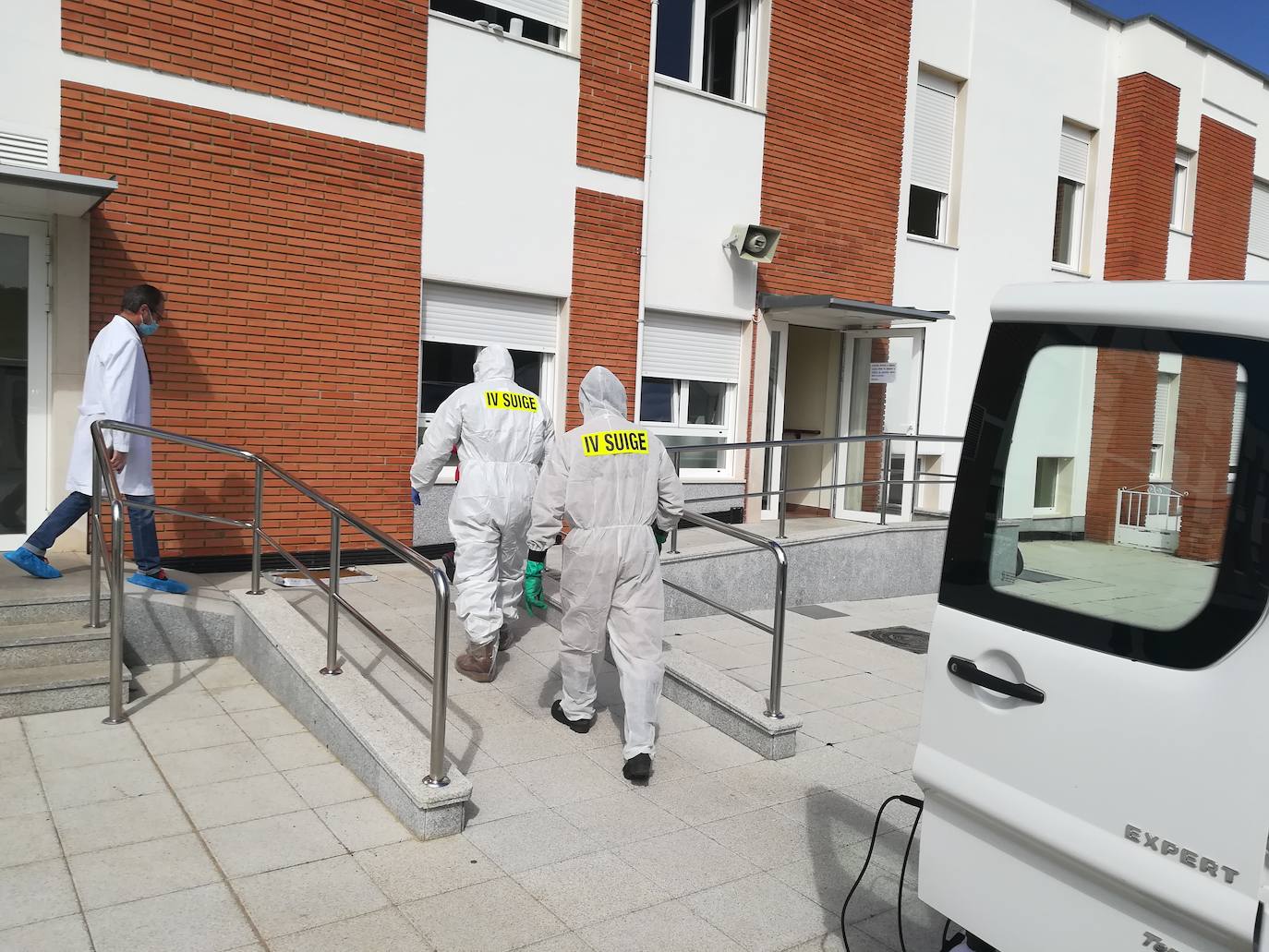 El Ejército de Tierra desinfecta dos residencias de religiosas en coordinación con el Ayuntamiento de León. En concreto, unidades del cuerpo han procedido a diferentes tareas en las residencias Comunidad Siervas San José, en Puente Castro, y Carmelitas Vedrunas.