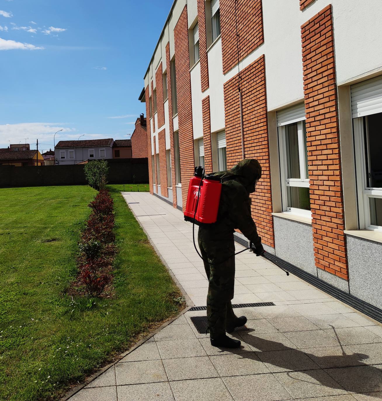 El Ejército de Tierra desinfecta dos residencias de religiosas en coordinación con el Ayuntamiento de León. En concreto, unidades del cuerpo han procedido a diferentes tareas en las residencias Comunidad Siervas San José, en Puente Castro, y Carmelitas Vedrunas.