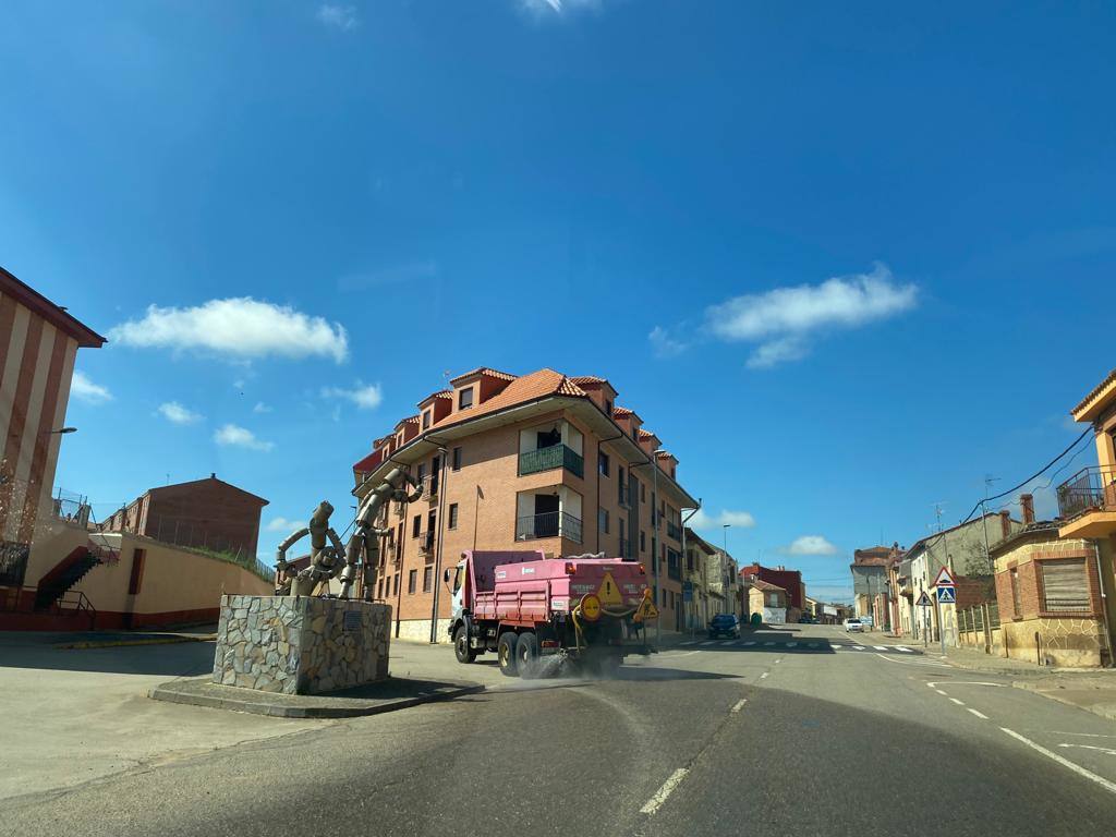 Desinfectan las calles de los pueblos.