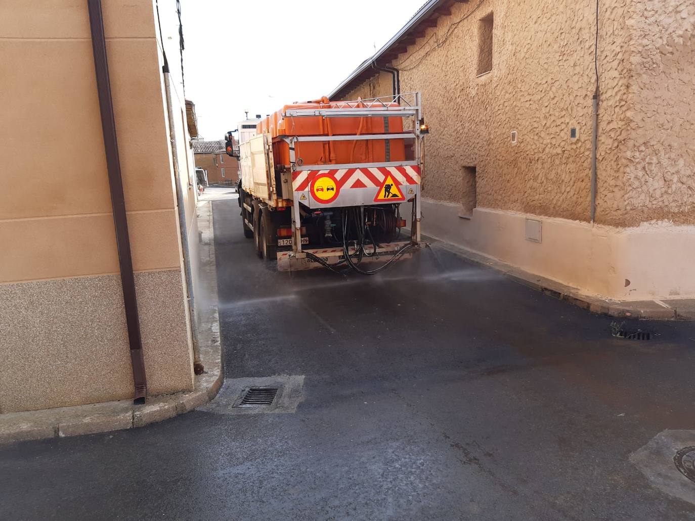 Desinfectan las calles de los pueblos.