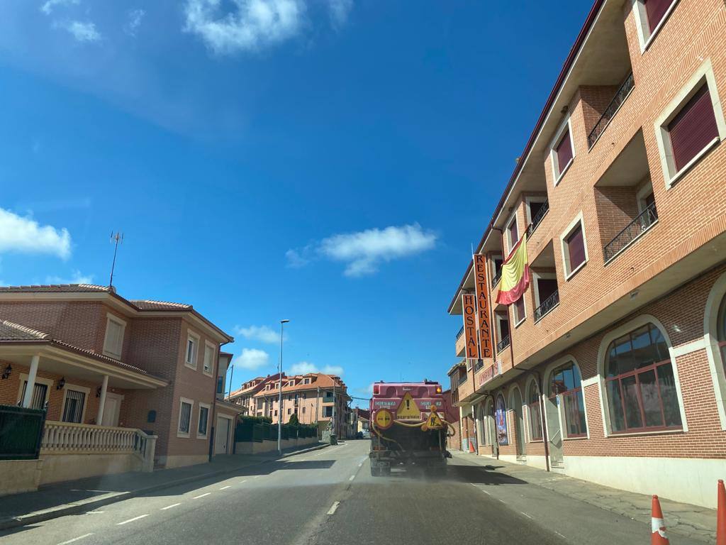 Desinfectan las calles de los pueblos.