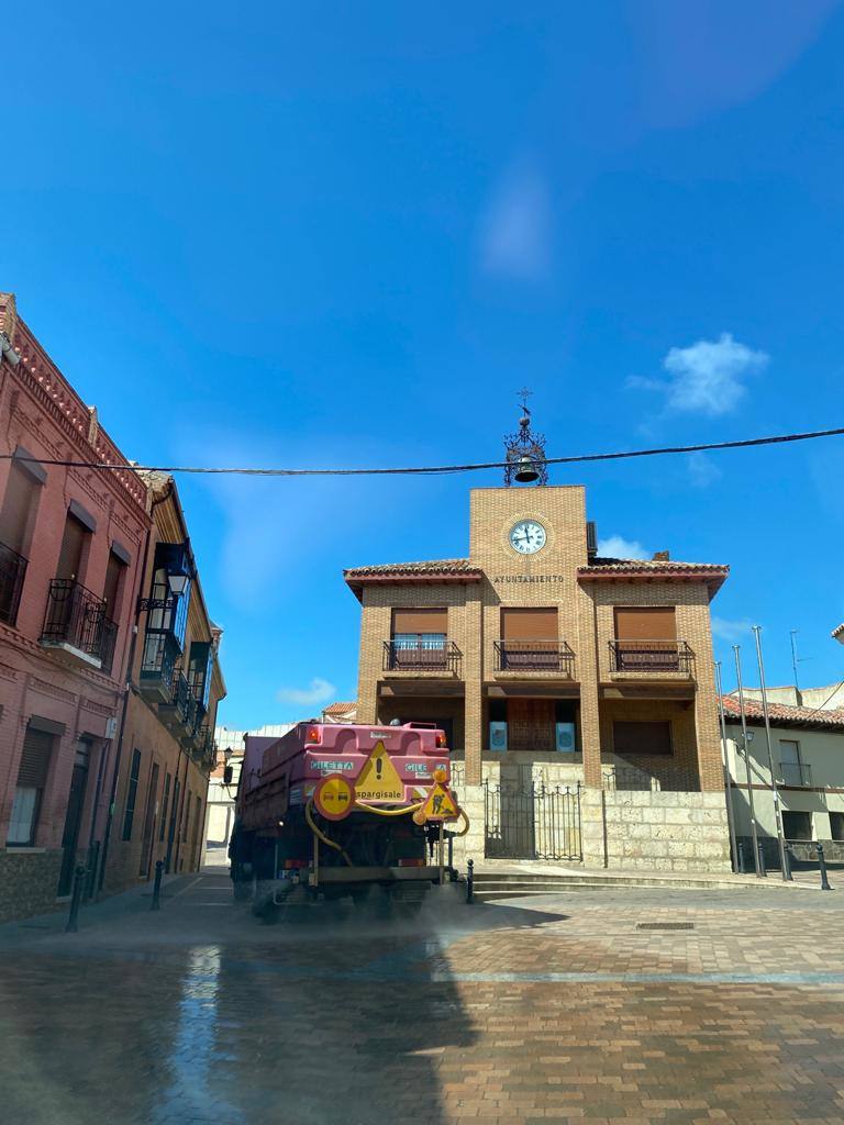 Desinfectan las calles de los pueblos.