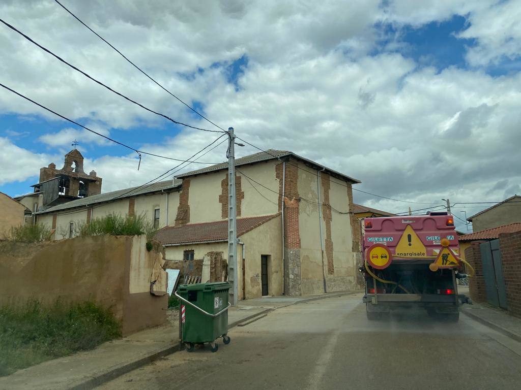 Desinfectan las calles de los pueblos.