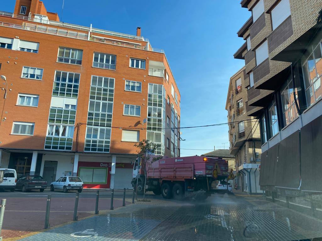 Desinfectan las calles de los pueblos.