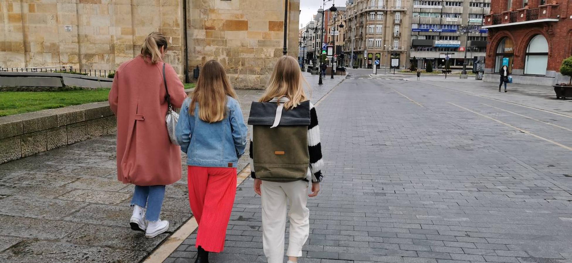 Con ánimo y entusiasmo por volver a pisar a sentirse un poco más libres, los niños se han dejado ver por la capital leonesa en este primer día en el que se autoriza su salida. La calle Ancha ha sido uno de los puntos más transitados.