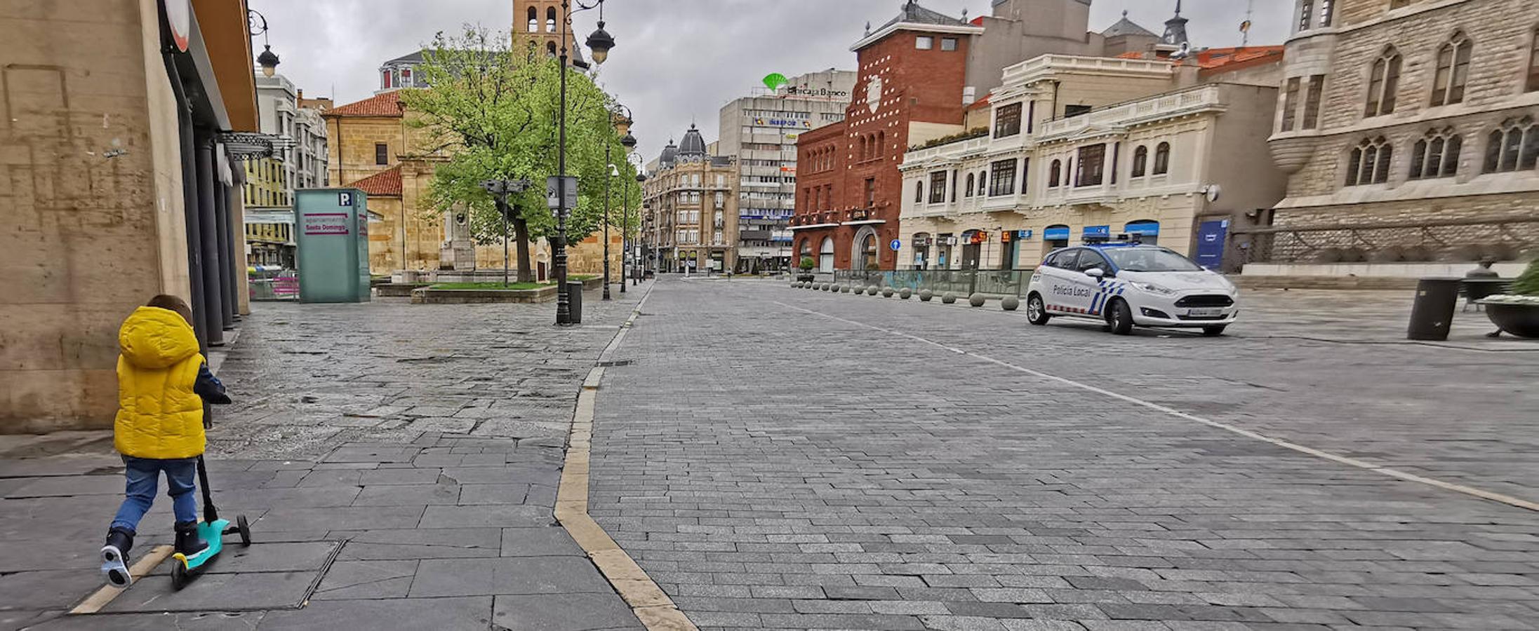 Con ánimo y entusiasmo por volver a pisar a sentirse un poco más libres, los niños se han dejado ver por la capital leonesa en este primer día en el que se autoriza su salida. La calle Ancha ha sido uno de los puntos más transitados.