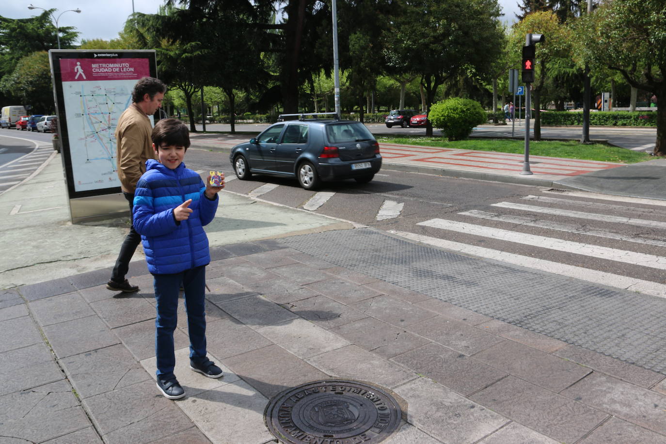 Álvaro es uno de los muchos niños que han podido regresar este domingo a las calles en León