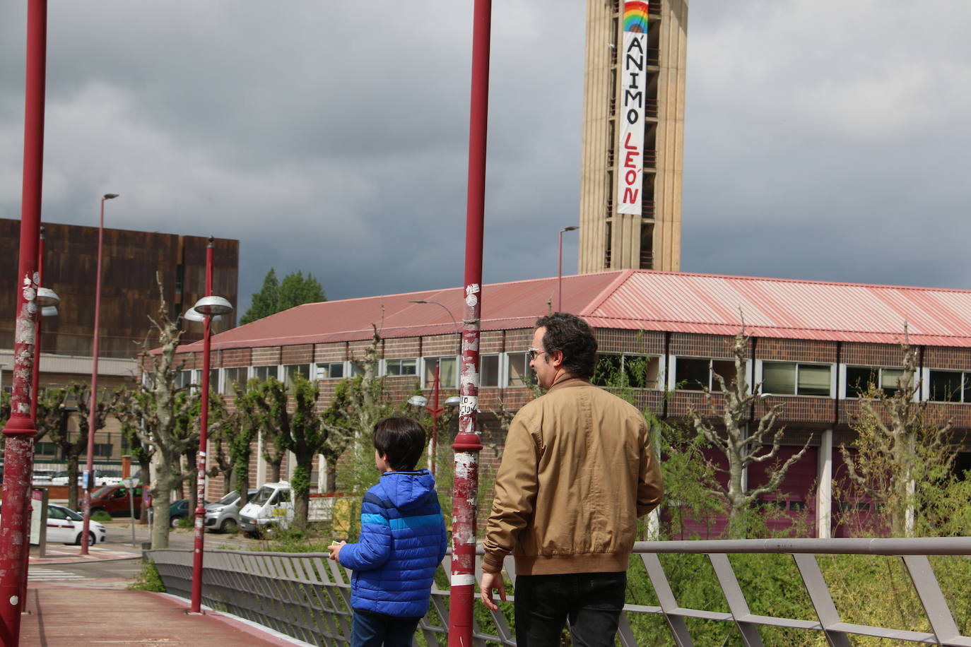 Álvaro es uno de los muchos niños que han podido regresar este domingo a las calles en León