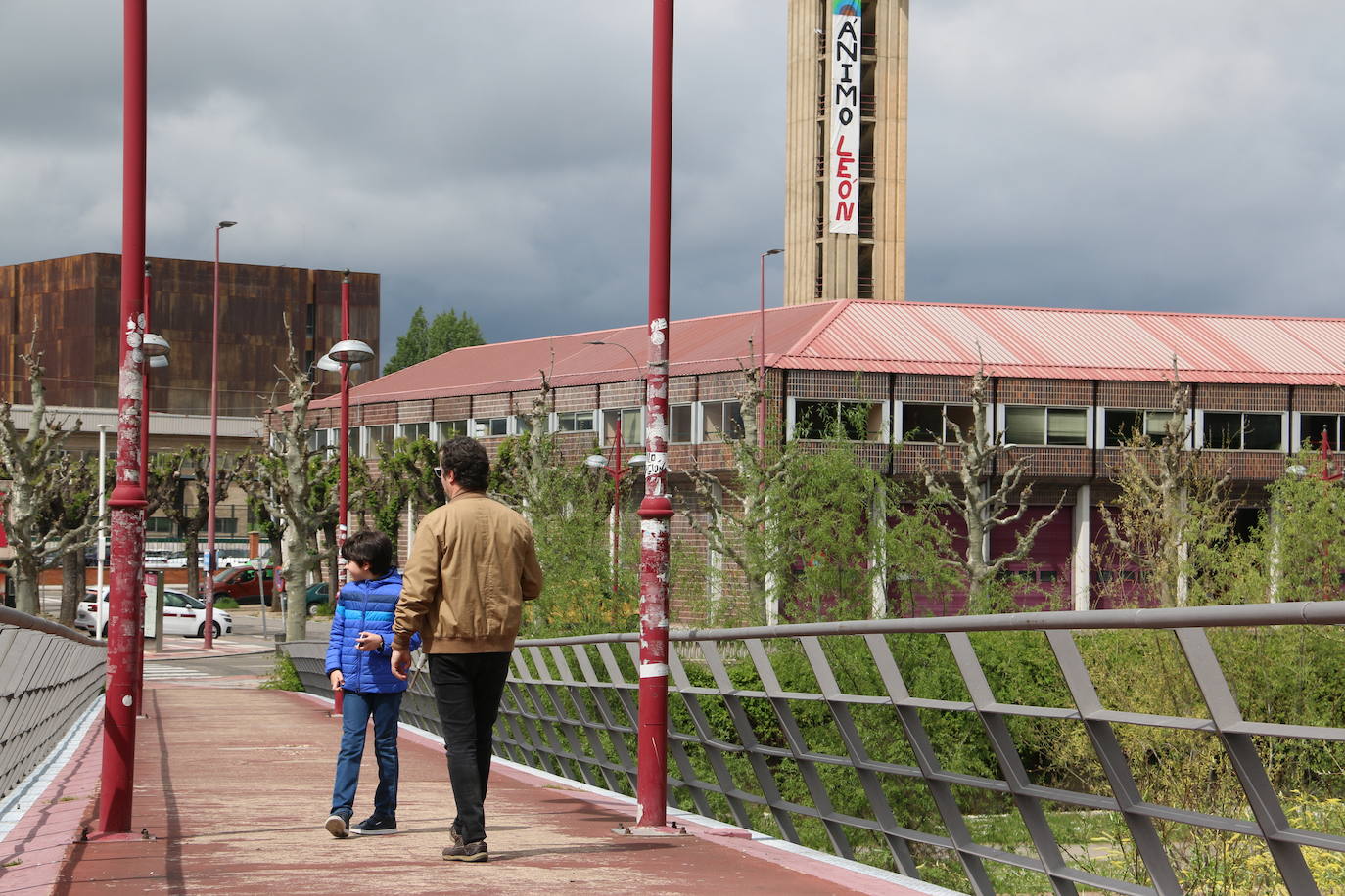 Álvaro es uno de los muchos niños que han podido regresar este domingo a las calles en León