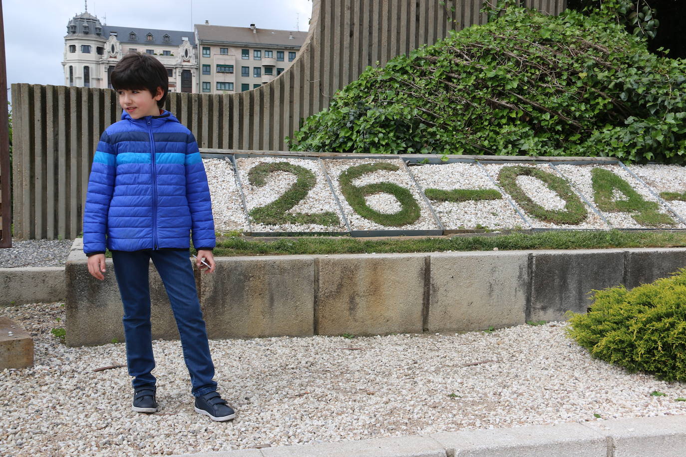 Álvaro es uno de los muchos niños que han podido regresar este domingo a las calles en León