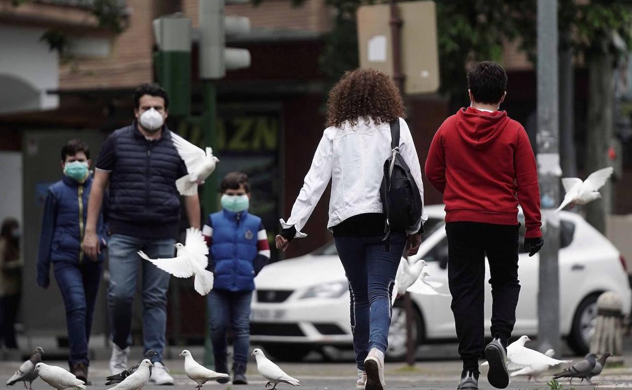 Unos niños pasean con sus padres en Córdoba. 