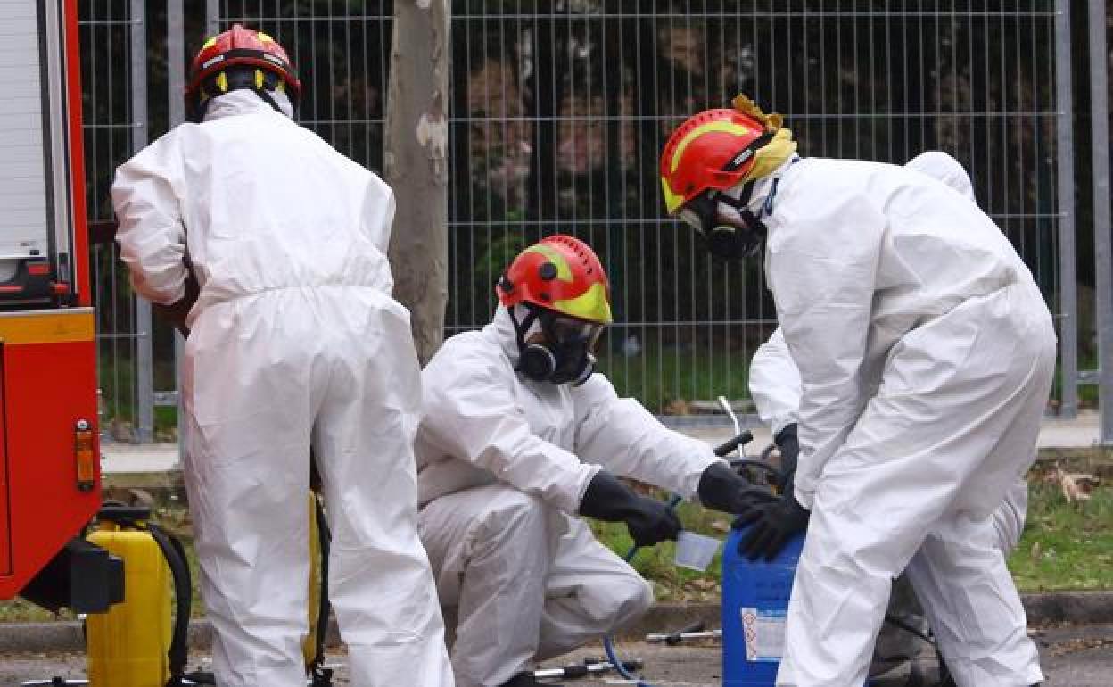 Tres agentes se preparan para desinfectar una zona de la provincia.