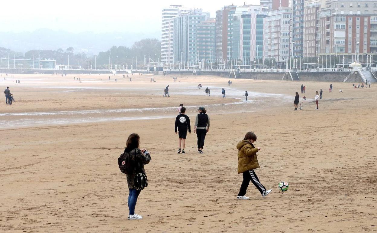 Playa de San Lorenzo (Gijón), el pasado domingo bajo una ligera neblina.