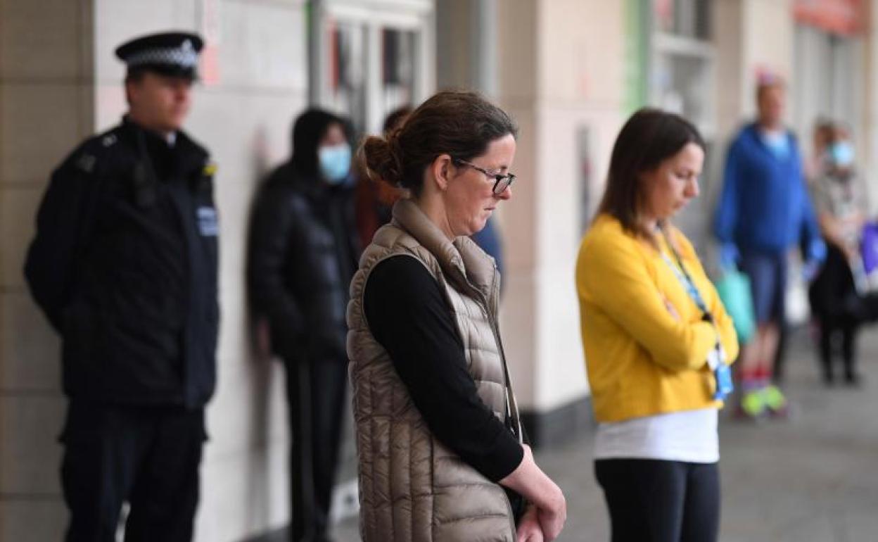 Minuto de silencio a las puertas del Westminster Hospital, en Londres.