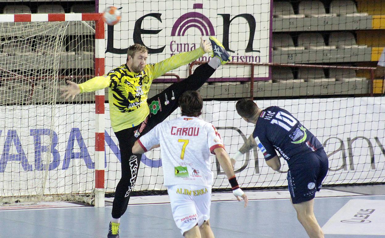 Patotski, en una acción con el Ademar.