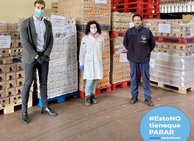 Representantes de Mercadona y del Banco de Alimentos tras la entrega de productos.