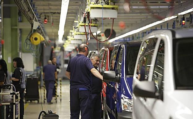 Trabajadores en una fábrica de automóviles. 