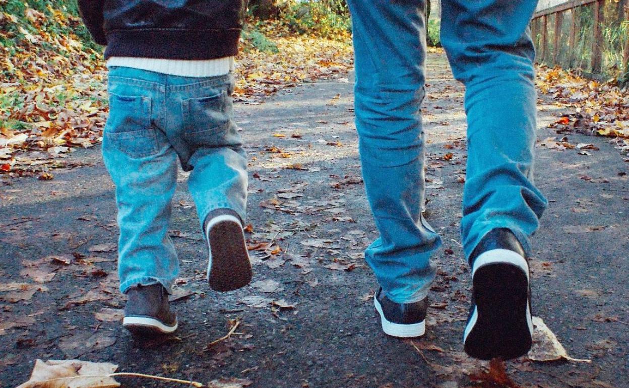 Con padre con su hijo durante un paseo.