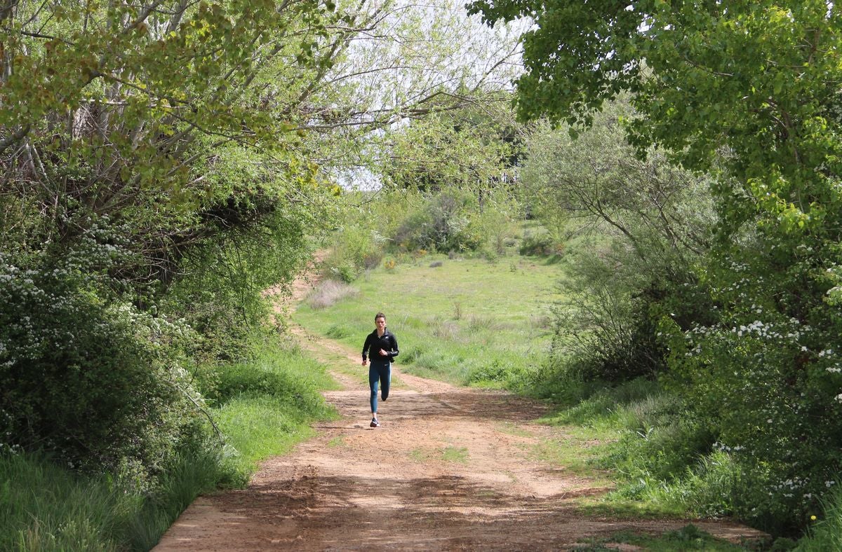 Blanca Fernández entrena por unos caminos de Arcahueja.