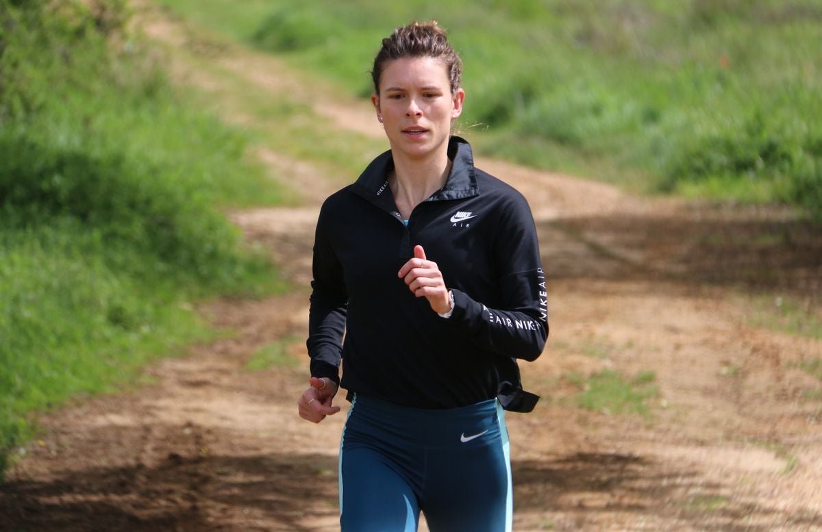 Blanca Fernández entrena por unos caminos de Arcahueja.