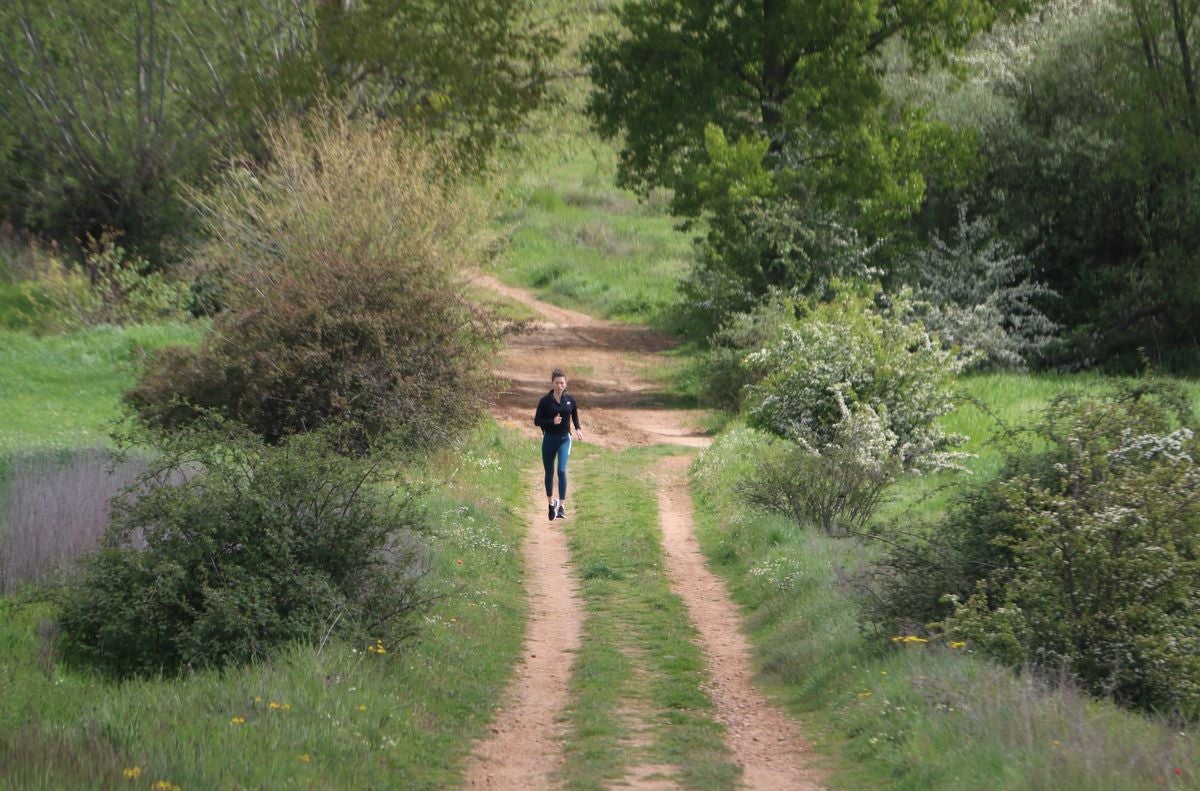 Blanca Fernández entrena por unos caminos de Arcahueja.