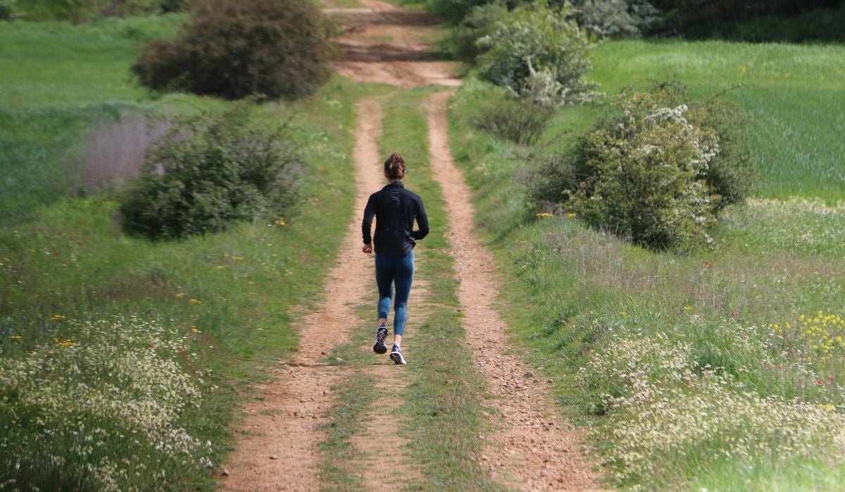 Blanca Fernández entrena por unos caminos de Arcahueja.