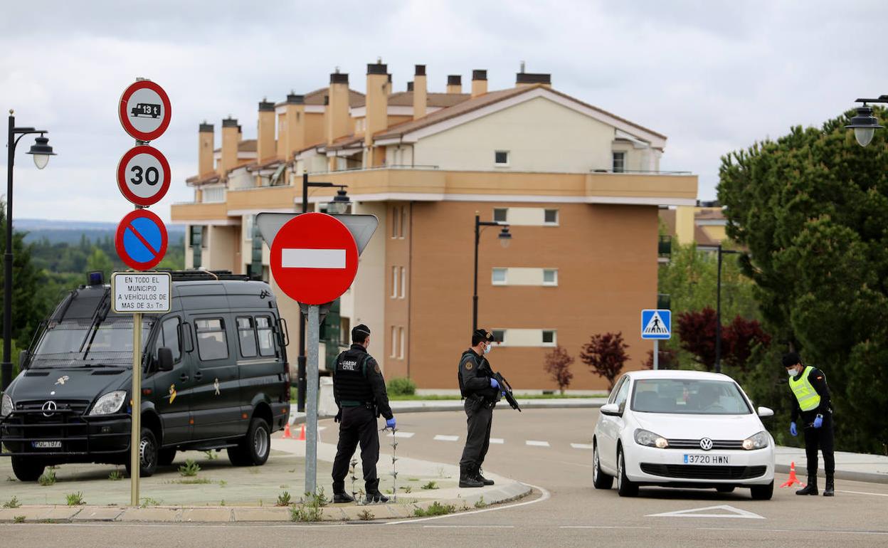 Control de la Guardia Civil en Arroyo de la Encomienda (Valladolid) durante el estado de alarma