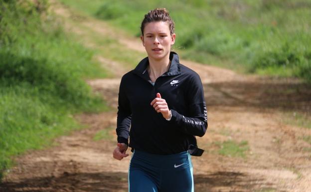 Blanca Fernández, durante su entrenamiento de este sábado en unos caminos de Arcahueja.