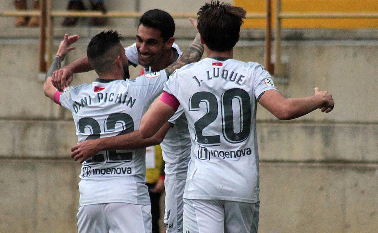 Los jugadores de la Cultural celebran un gol.