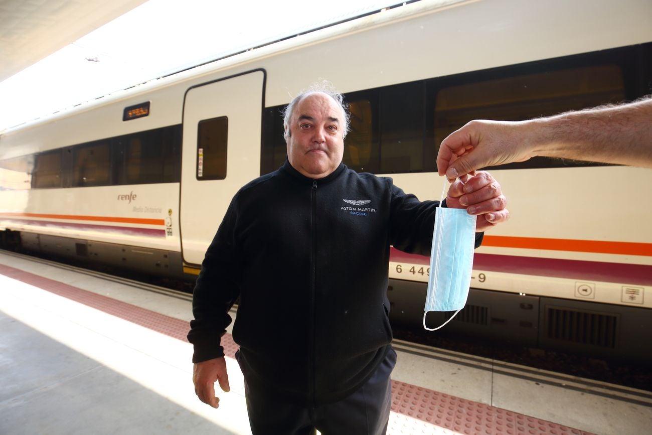 Policía Nacional y Local, además de Protección Civil, han procedido este lunes al reparto de mascarillas a usuarios de buses urbanos. La necesidad de llevar este elemento de protección es obligatoria en la actualidad en este tipo de transporte.